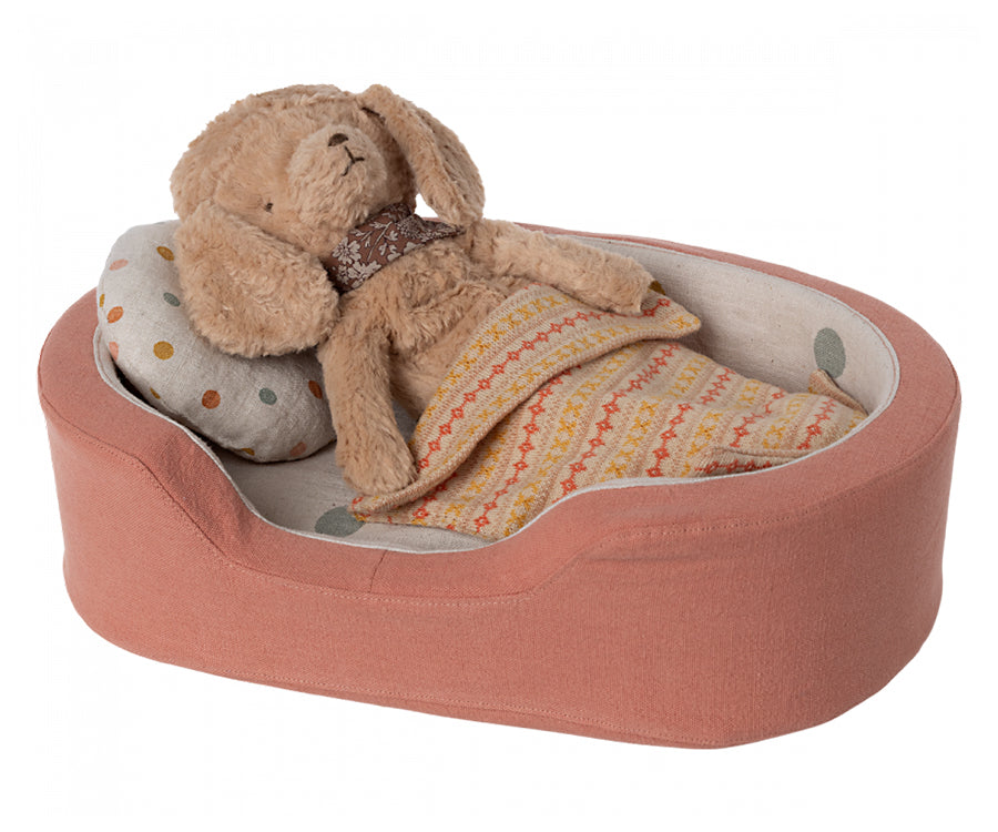 Maileg – Hundkorg till valp, rosa korg med kudde och täcke för pudel / plysch poodle, medium