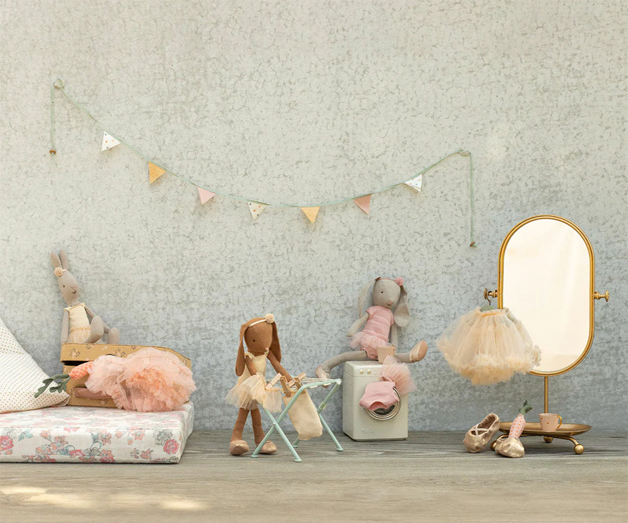 Maileg – Kanin classic, ballerina i storlek 2, bunny rosa med klänning i tyll, hårband och ballerinaskor