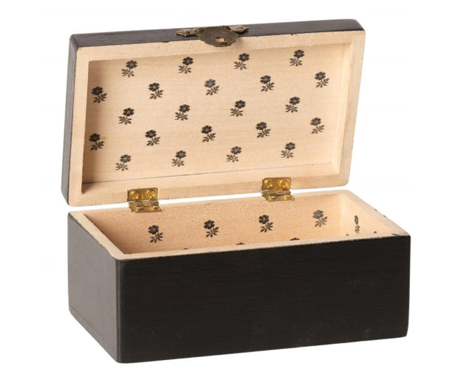 Maileg – Liten svart kista i trä, låda vintage miniatyr (slutsåld kollektion)