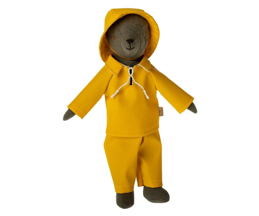 Maileg – Regnkläder till teddy pappa med hatt, byxor och jacka, kläder för björn, gult regnset