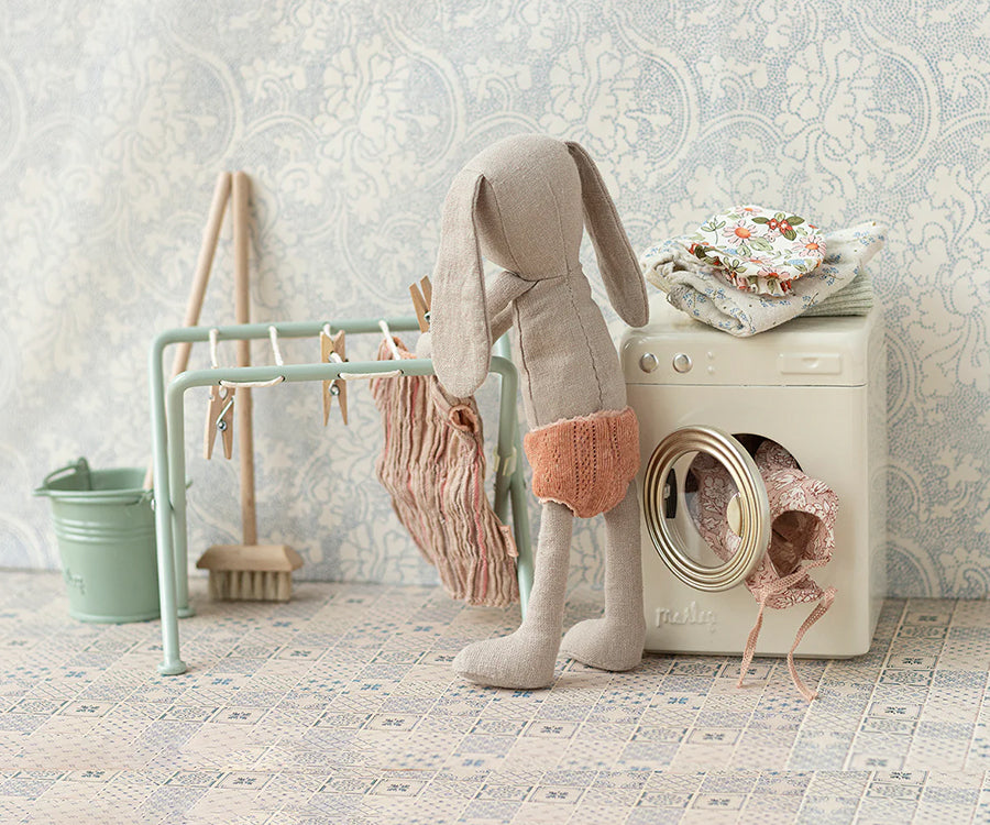 Maileg – Torkställning större med klädnypor, torkställ i grönt med träklädnypor för kaniner