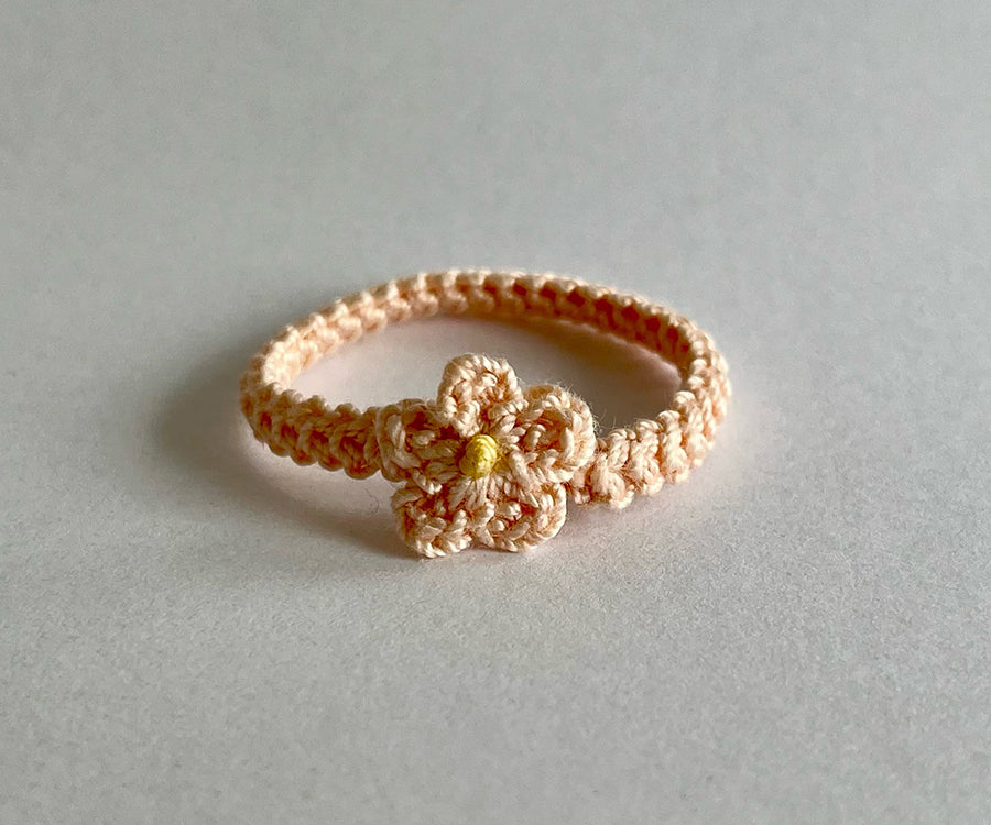 Miniatyr – Virkat hårband till storasyster mus med blomma, finns i flera olika färger