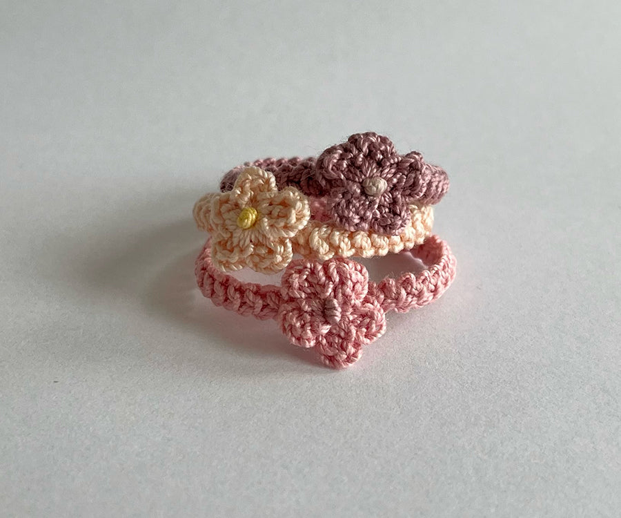 Miniatyr – Virkat hårband till storasyster mus med blomma, finns i flera olika färger