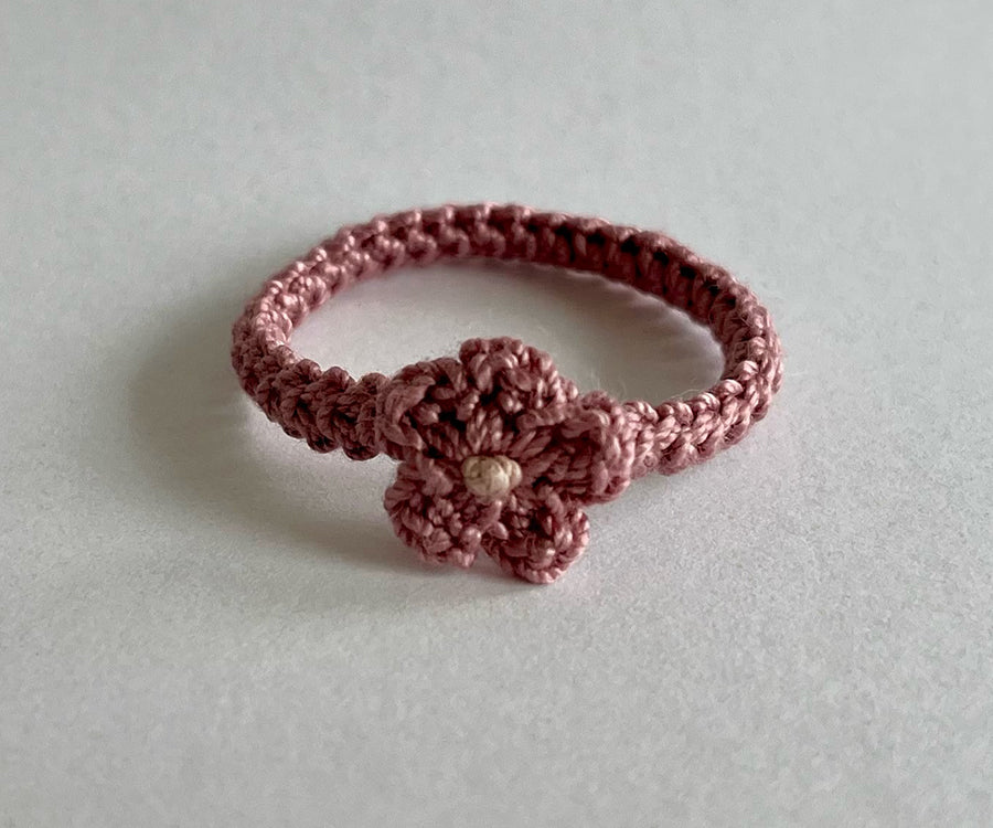 Miniatyr – Virkat hårband till storasyster mus med blomma, finns i flera olika färger