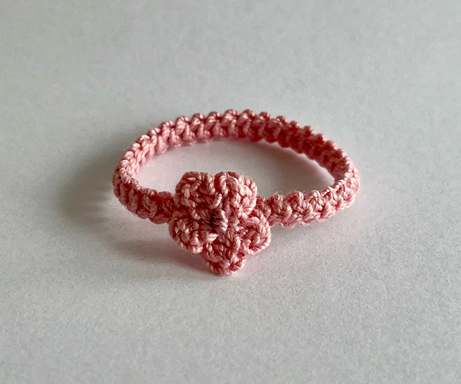 Miniatyr – Virkat hårband till storasyster mus med blomma, finns i flera olika färger