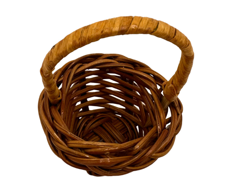 Miniatyr – Brun korg med handtag, dekoration till dockhus