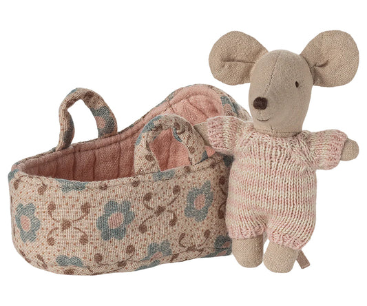 Maileg – Baby mus rose i rosa kläder med blommig babylift / bärsäng