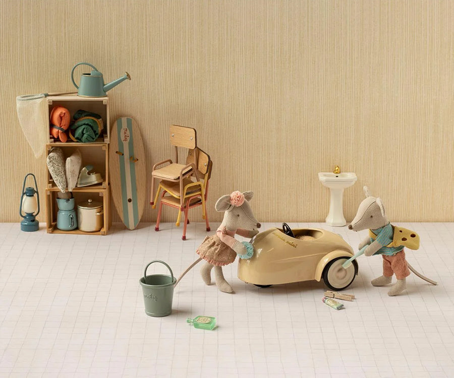 Maileg – Bil i färg ljusbeige för möss, mouse mini car med blommig sits för mus