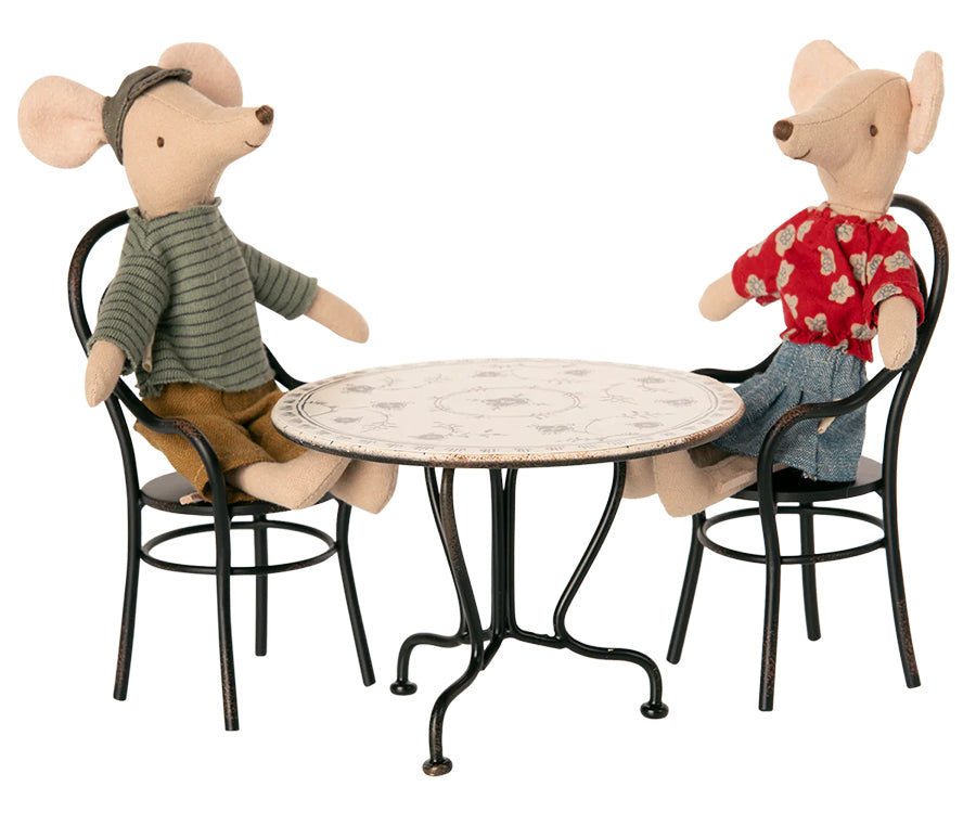 Maileg – Matbord med två svarta stolar i metall, mini för små kaniner och möss