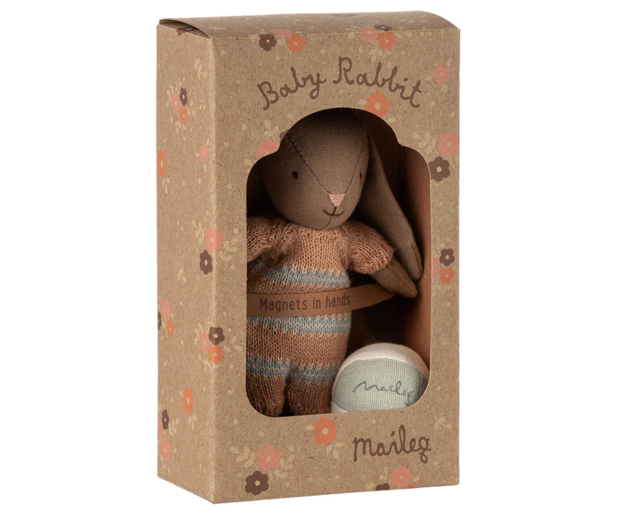 Maileg – Kanin brun i storlek micro med boll, bunny flicka dusty rose / rosa med magneter i händerna