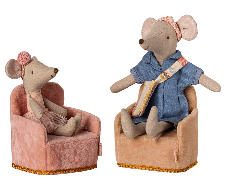 Maileg – Beige fåtölj i miniatyr till möss, stol puder med guldig detalj