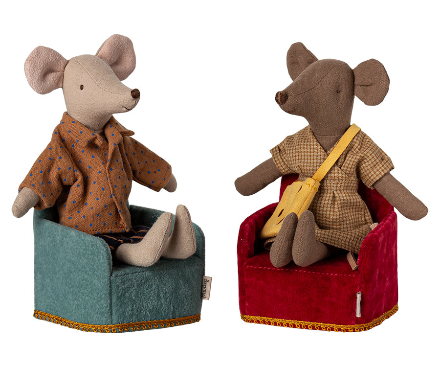 Maileg – Röd fåtölj i miniatyr till möss, stol röd med guldig detalj