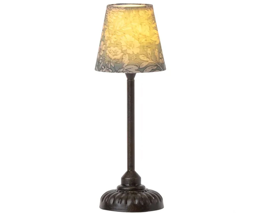 Maileg – Liten lampa miniatyr, blommig grön antracite, golvlampa till dockhus (slutsåld kollektion)