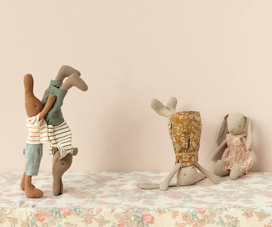 Maileg – Kanin pojke, med stickad randig tröja & bruna byxor, bunny size 1