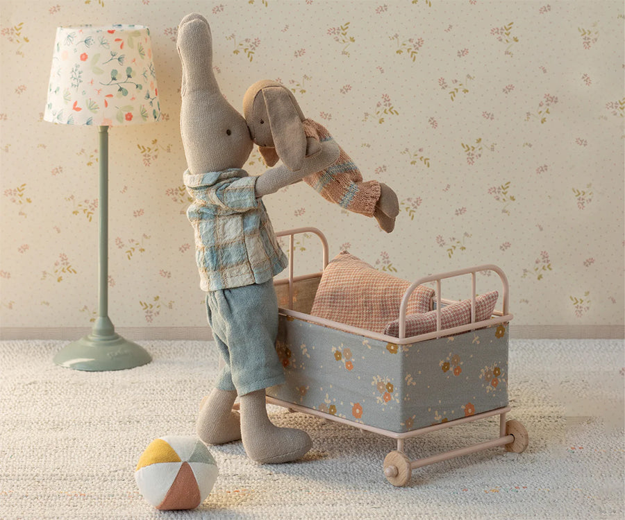 Maileg – Kanin i storlek micro, Dusty rose med rosa och blå stickad dräkt, bunny flicka brun med hängande öron