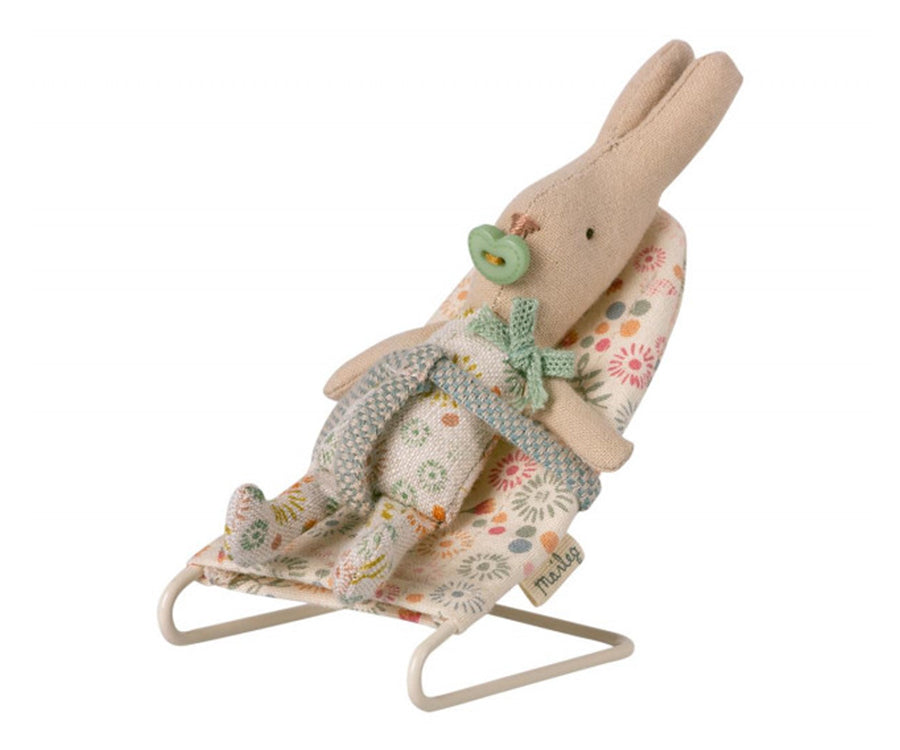 Maileg – Kanin baby pojke My, Kaninpojke blommiga kläder med napp (slutsåld kollektion)