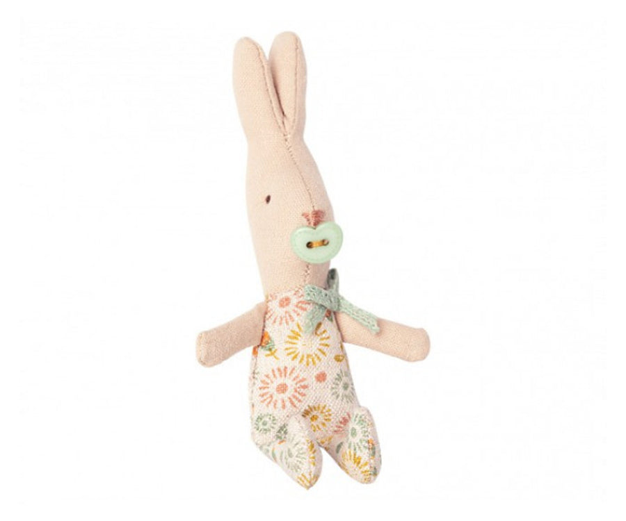 Maileg – Kanin baby pojke My, Kaninpojke blommiga kläder med napp (slutsåld kollektion)