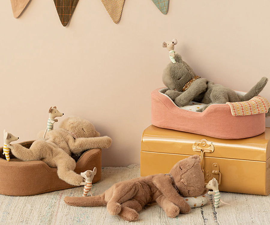 Maileg – Katt i plysch i färg grey, grå kattunge med scarfs, FÖRBESTÄLLNING