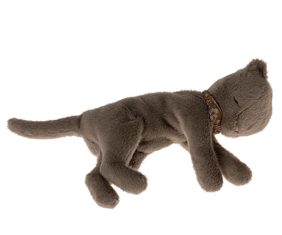 Maileg – Katt i plysch i färg grey, grå kattunge med scarfs, FÖRBESTÄLLNING