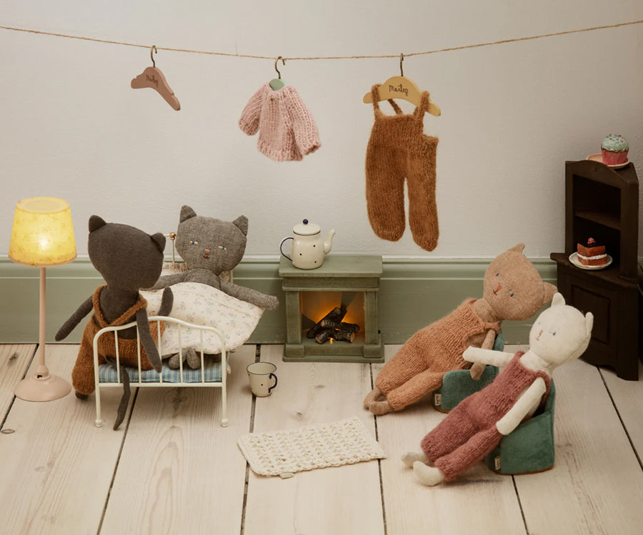 Maileg – Katt, Chatons kattunge dark nature, vit med blå byxor, gosedjur / mjukisdjur