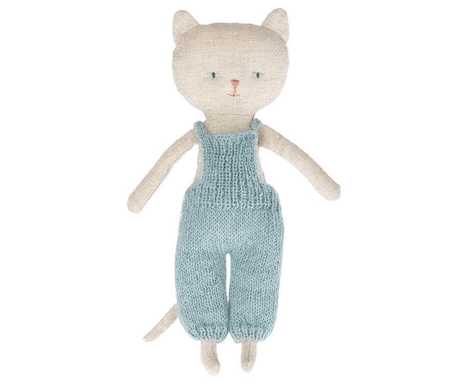 Maileg – Katt, Chatons kattunge dark nature, vit med blå byxor, gosedjur / mjukisdjur