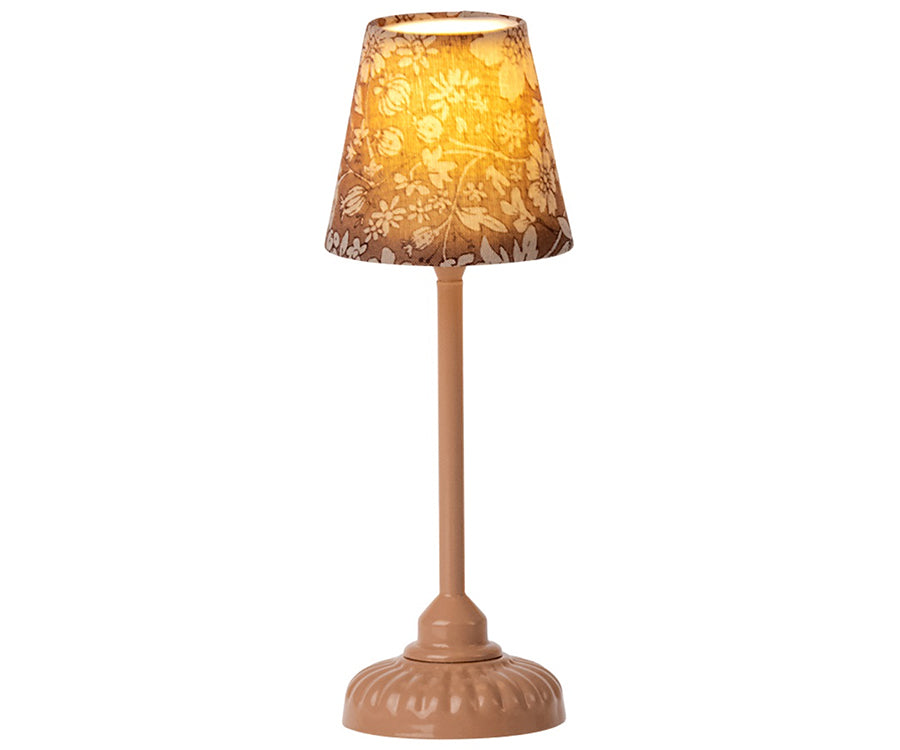 Maileg – Liten lampa miniatyr, golvlampa till dockhus rosa/brun (slutsåld kollektion)