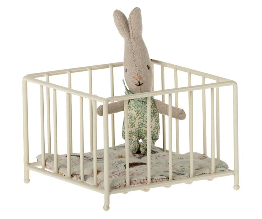 Maileg – Lekhaga My, säng för babymöss och kaniner, vit med madrass