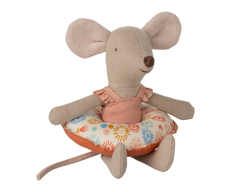 Maileg – Lillasyster badmus med rosa baddräkt och blommig badring