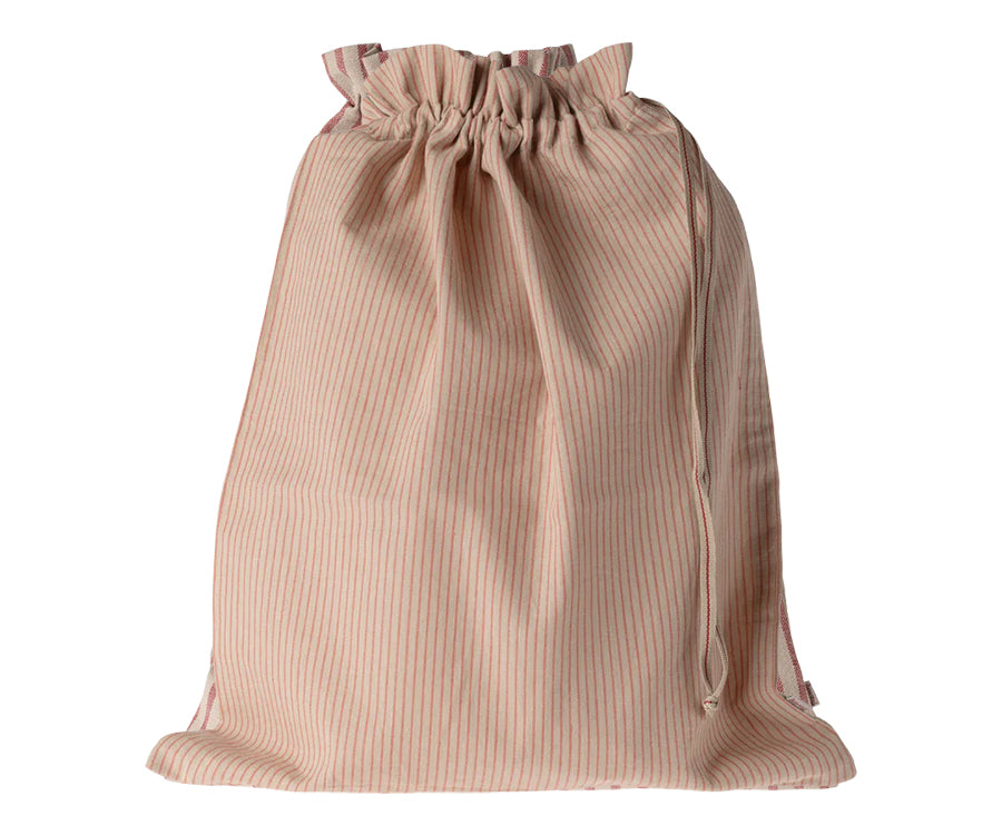 Maileg – Tygpåse randig i linne, påse ljus sand med blå ränder och röd/vit snöre