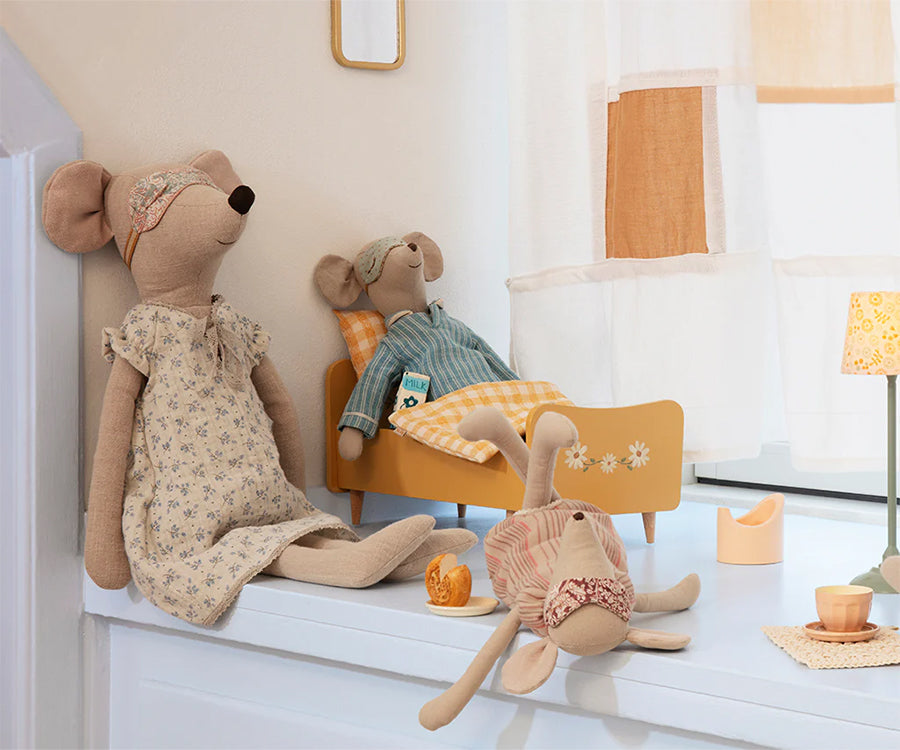 Maileg – Medium mus flicka med nattlinne och ögonbindel, storlek medium flicka