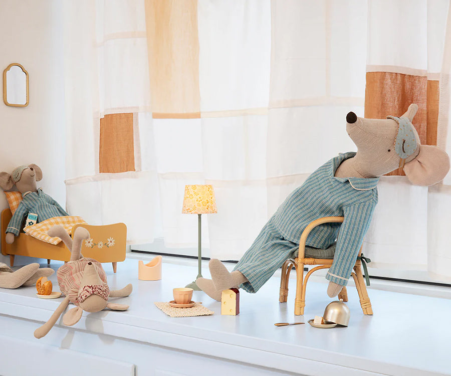 Maileg – Maxi mus pojke med pyjamas och ögonbindel, storlek maxi pojke