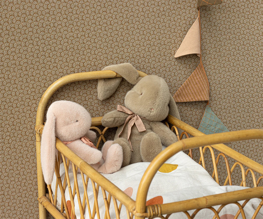 Maileg – Kanin i plysch dusty brown, brun med rosett i storlek medium