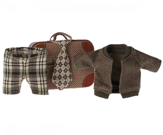 Maileg – Jacka och byxor för morfar mus i resväska