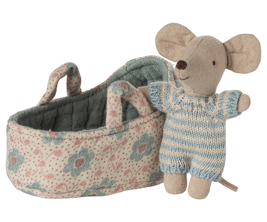 Maileg – Baby mus blue i blå kläder med blommig babylift / bärsäng