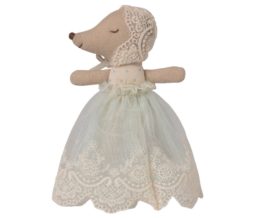 Maileg – Baby mus blå / mint, sovande/vaken bebis, babymus i dopklänning