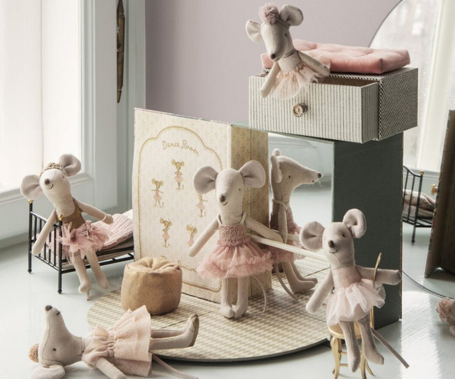 Maileg – Storasyster mus, dansmus Giselle i kartong, magneter i händerna (slutsåld kollektion)