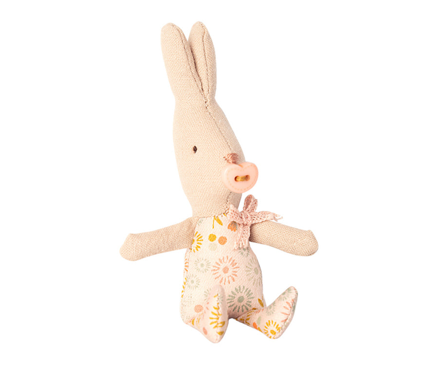 Maileg – Kanin baby flicka My, Kaninflicka blommiga kläder med napp (slutsåld kollektion)