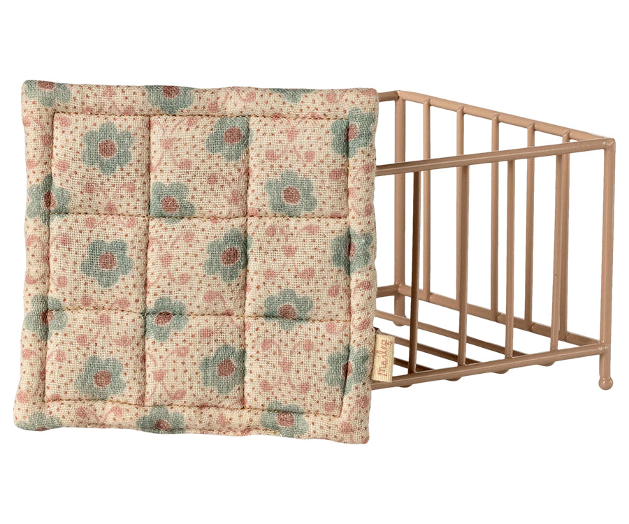 Maileg – Lekhaga My, säng för babymöss och kaniner, rosa med madrass