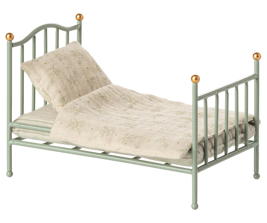 Maileg – Liten säng i mint, vintagelook med madrass, kudde och täcke till möss