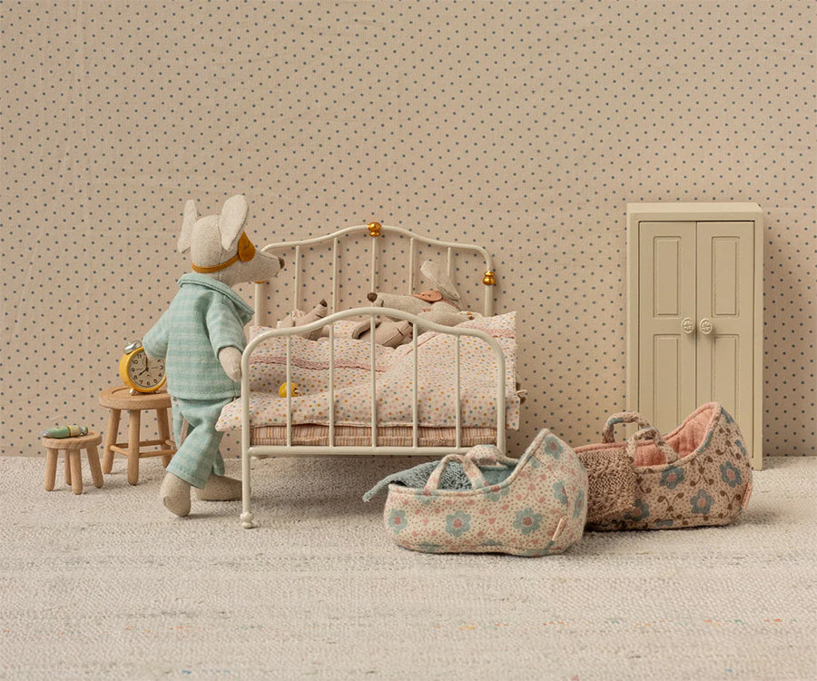Maileg – Vit säng med madrass, rosa kudde och täcke till möss