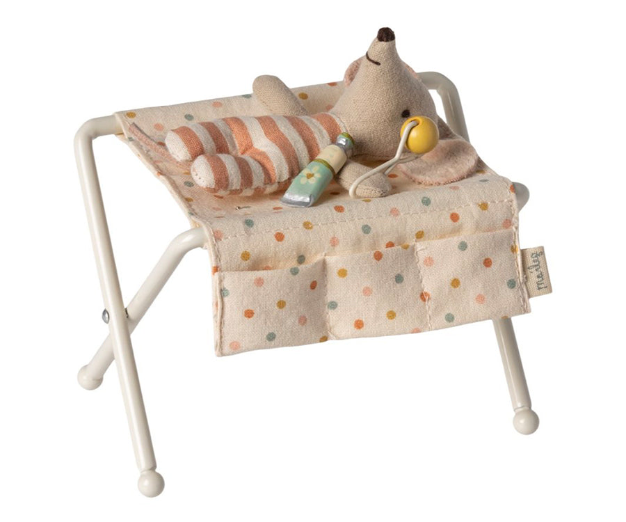 Maileg – Skötbord off-white med tillbehör för baby mus, vit med multi prickar för möss