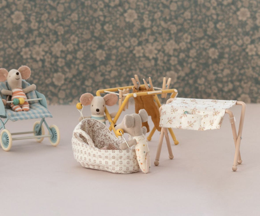 Maileg – Skötbord med tillbehör för baby mus, färg rosa med blommor