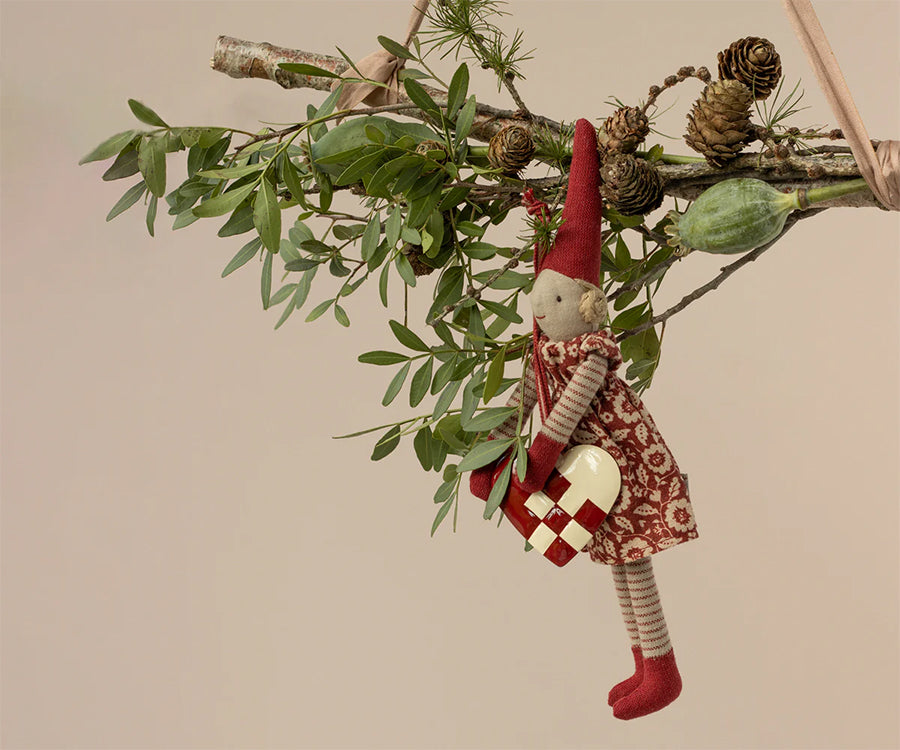 Maileg – Pixy tomte flicka nr 2 storlek 1, tomteflicka i klänning och tomteluva