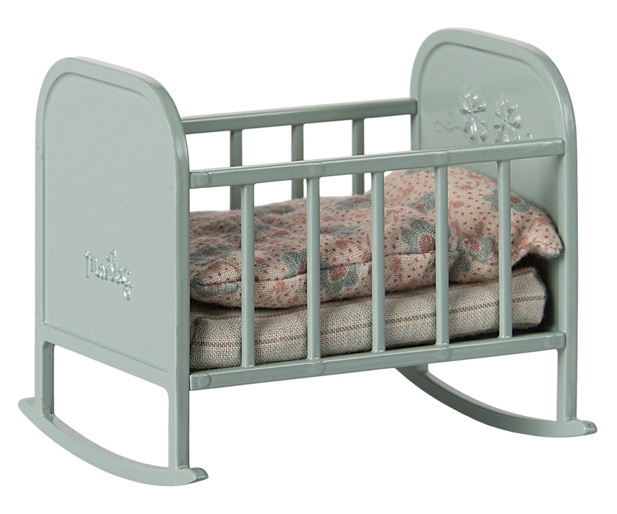 Maileg – Vagga mintgrön i metall för möss, säng med kudde och täcke för babymus