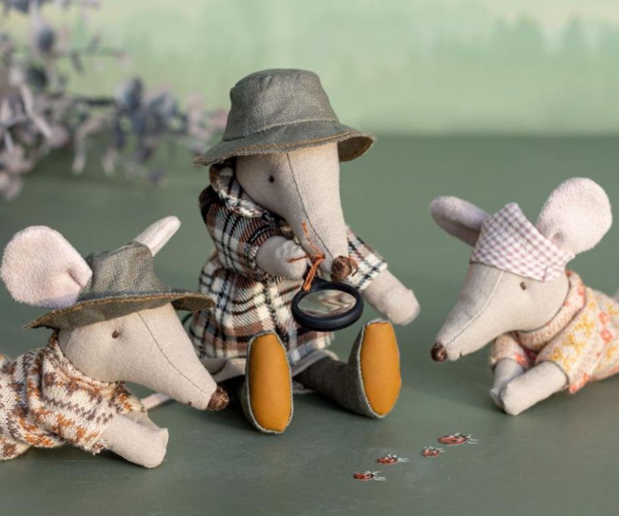 Maileg – Vildmarksguide, Wildlife guide mus med sovsäck, förstoringsglas och magneter i händerna