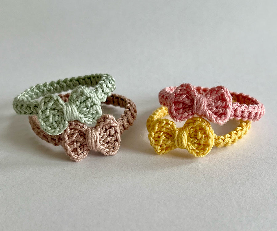 Miniatyr – Virkat hårband till storasyster mus med rosett, finns i flera olika färger