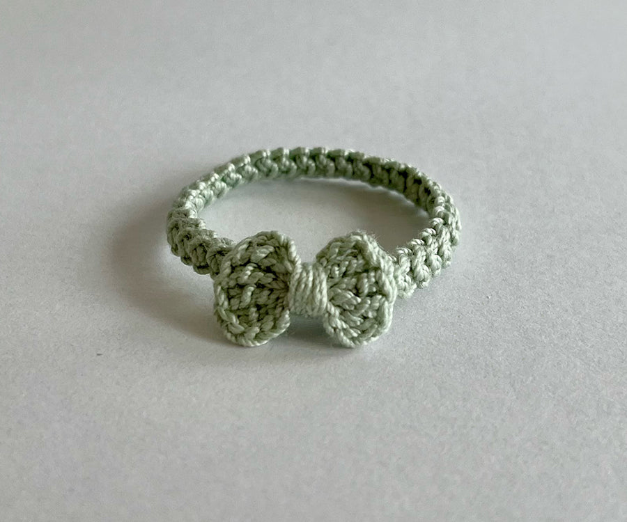 Miniatyr – Virkat hårband till storasyster mus med rosett, finns i flera olika färger