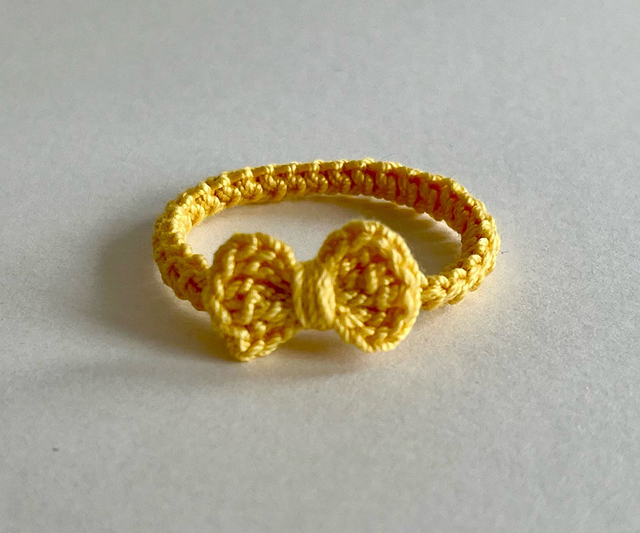 Miniatyr – Virkat hårband till storasyster mus med rosett, finns i flera olika färger