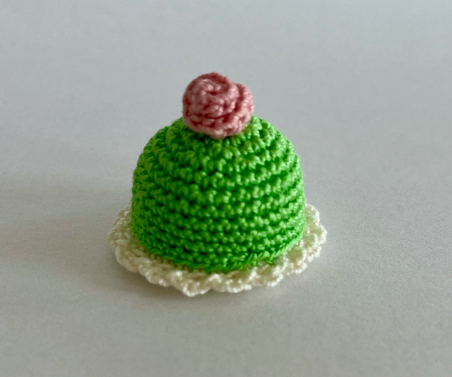 Miniatyr – Virkad prinsesstårta, rosa eller grön till dockhuset, tårta till Mailegs möss