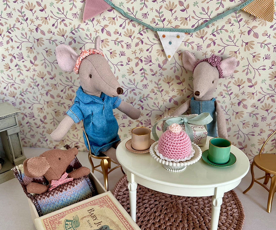 Miniatyr – Virkat hårband till storasyster mus med blomma, finns i flera olika färger